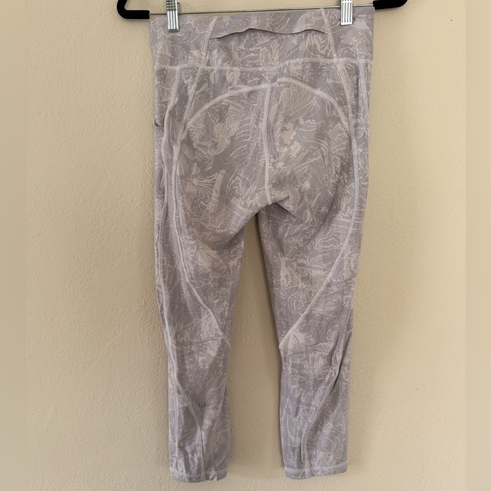 Lululemon White Patterned Fast and Free Crop Leggings - Picture 7 of 13
